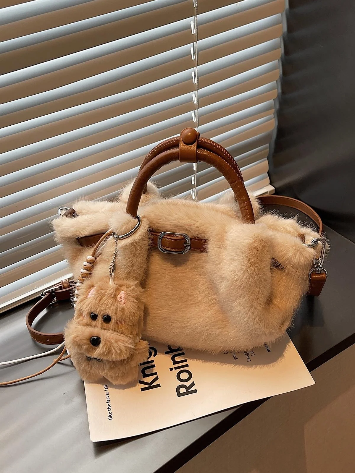 Осенне-зимняя женская сумка-ведро 2025 года, новая корейская универсальная модель, высококачественная, из меха и бархата
Осенне-зимняя женская сумка-ведро 2025 года, новая корейская универсальная модель, высококачественная, из меха и бархата