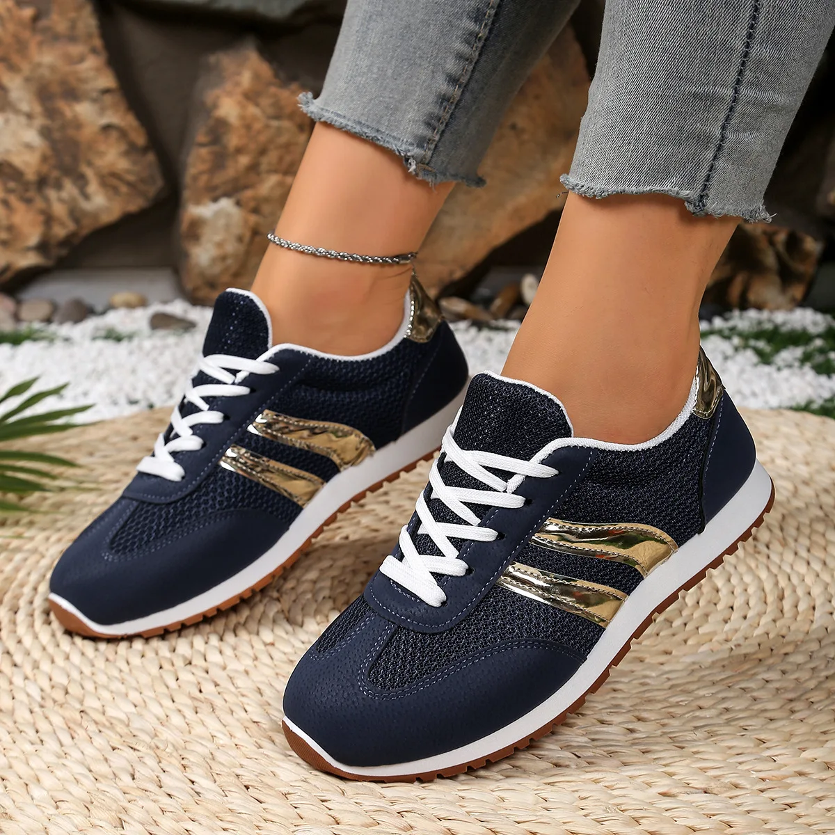 New casual running shoes for women in spring and autumn, with flat mesh surface, breathable, comfortable and fashionable
New casual running shoes for women in spring and autumn, with flat mesh surface, breathable, comfortable and fashionable