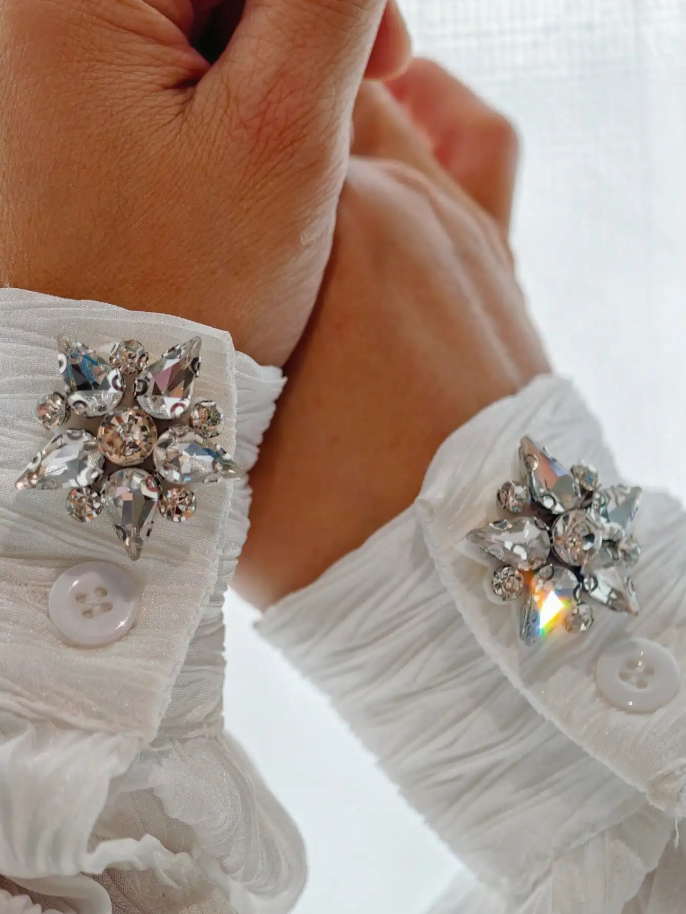 Кристаллические декоративные пуговицы-цветы для рубашек - элегантное украшение рукавов
Кристаллические декоративные пуговицы-цветы для рубашек - элегантное украшение рукавов