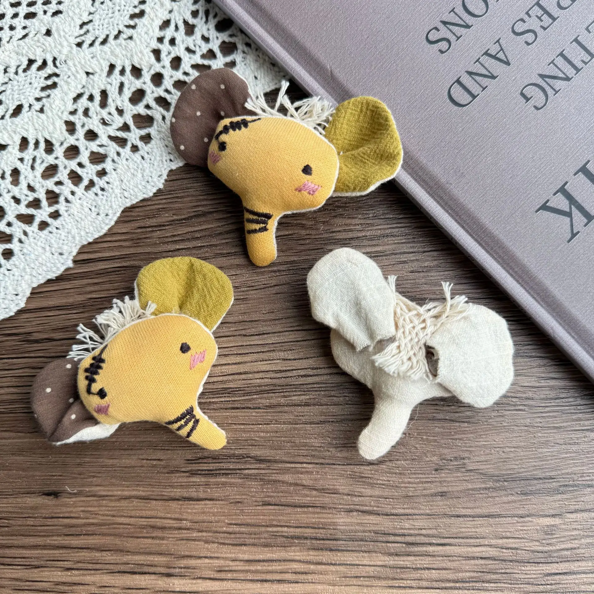Versatile Fabric Elephant Cat Brooch Pin Handmade Forest Cartoon Plush for DIY Bag Scarf Hat Embellishment High Quality Cute
Versatile Fabric Elephant Cat Brooch Pin Handmade Forest Cartoon Plush for DIY Bag Scarf Hat Embellishment High Quality Cute