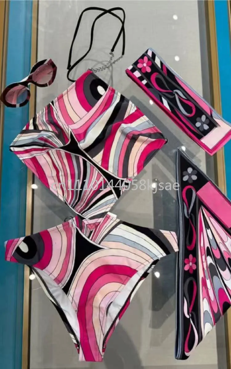 Элитный дизайнерский женский купальник с черно-красным шарфом, логотипом и фирменной надписью, пляжная одежда, дизайнерский бренд, комплект бикини с повязкой на голову
Элитный дизайнерский женский купальник с черно-красным шарфом, логотипом и фирменной надписью, пляжная одежда, дизайнерский бренд, комплект бикини с повязкой на голову