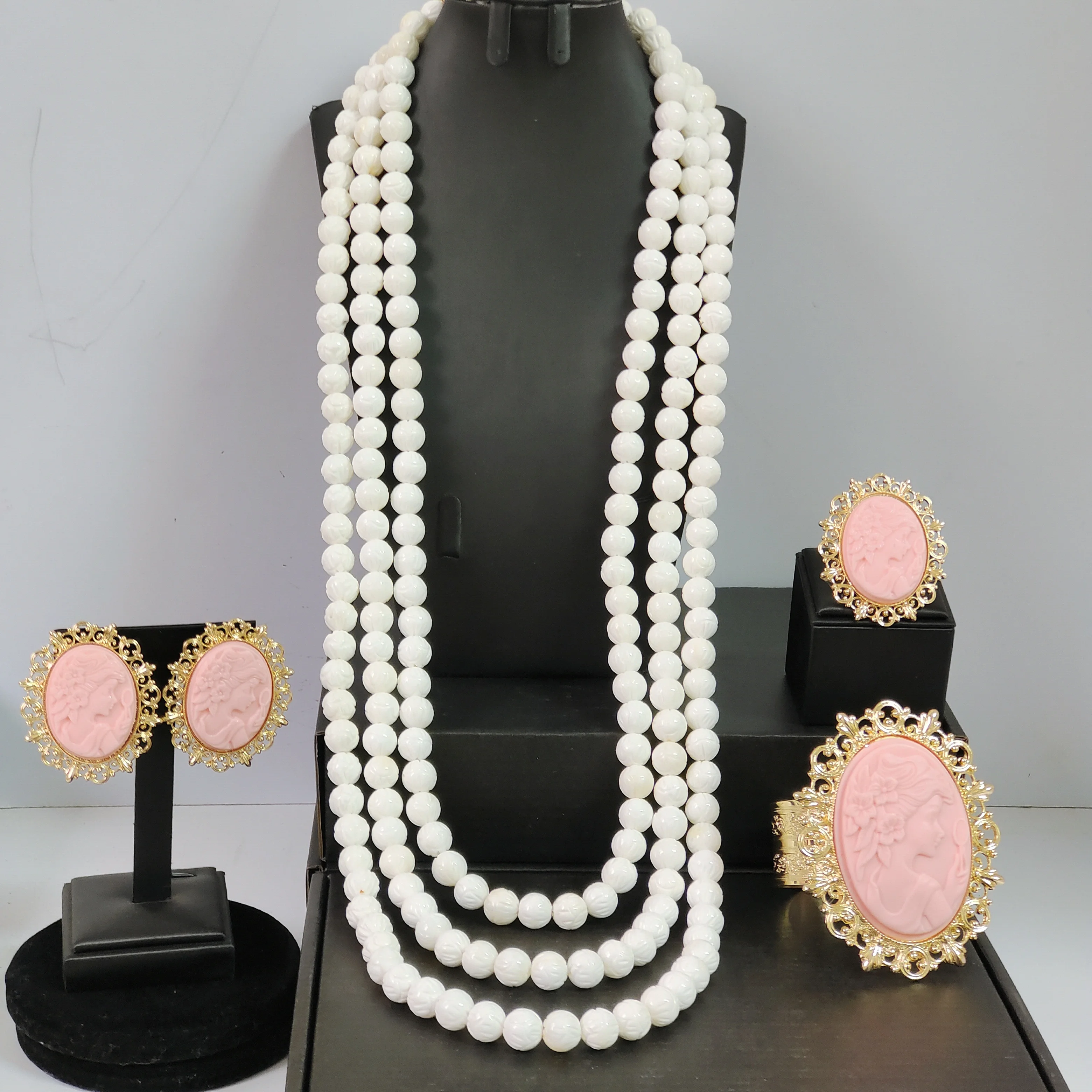 nigerian beads necklace jewelry set
nigerian beads necklace jewelry set