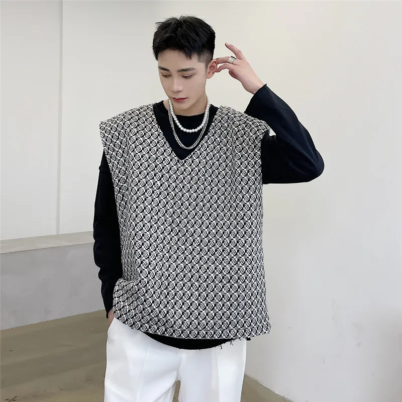 Мужской трикотажный жилет с V-образным вырезом, весна 2025, с эффектом объемных плеч, повседневный стиль, приталенный крой, модный дизайн
Мужской трикотажный жилет с V-образным вырезом, весна 2025, с эффектом объемных плеч, повседневный стиль, приталенный крой, модный дизайн