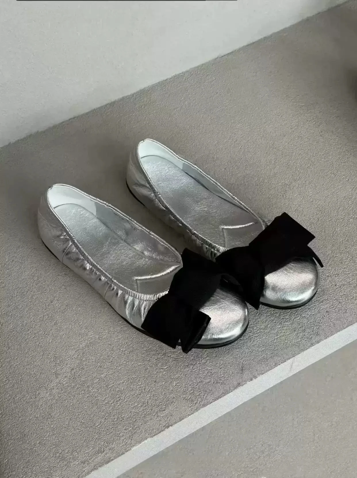 Women Shiny Silver Round Toe Ballet Flats Classic Black Bow Decor Soft Ruched Slip-On Shoes Lightweight Comfortable Flat Loafers
Women Shiny Silver Round Toe Ballet Flats Classic Black Bow Decor Soft Ruched Slip-On Shoes Lightweight Comfortable Flat Loafers