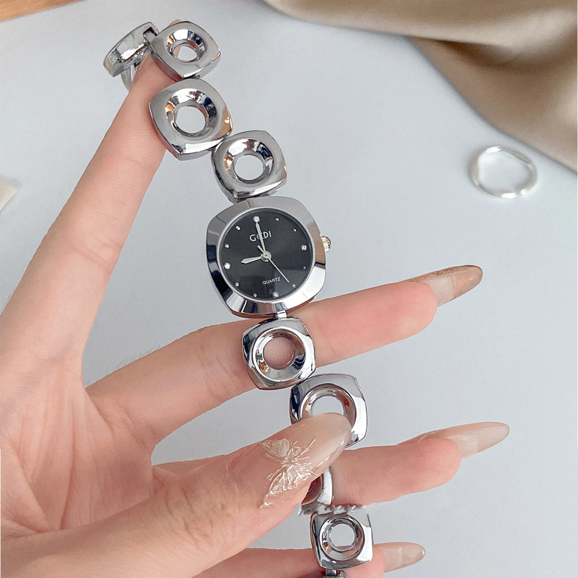 Light luxury High Quality Women's Watch, Personalized Design, Irregular Hollow Bracelet, Elegant Quartz Women's Watches, Gift
Light luxury High Quality Women's Watch, Personalized Design, Irregular Hollow Bracelet, Elegant Quartz Women's Watches, Gift