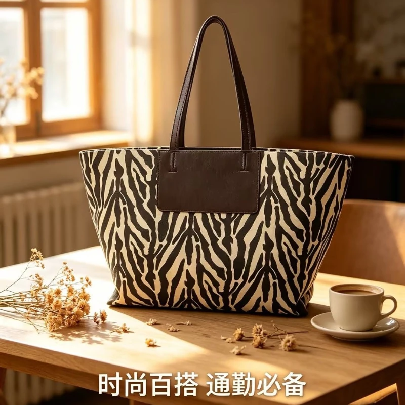 Zebra Pattern Tote Bag Large Capacity Women's Bags 2026 New Maillard Style Commuter Computer Package One Shoulder Handbag Pack
Zebra Pattern Tote Bag Large Capacity Women's Bags 2026 New Maillard Style Commuter Computer Package One Shoulder Handbag Pack