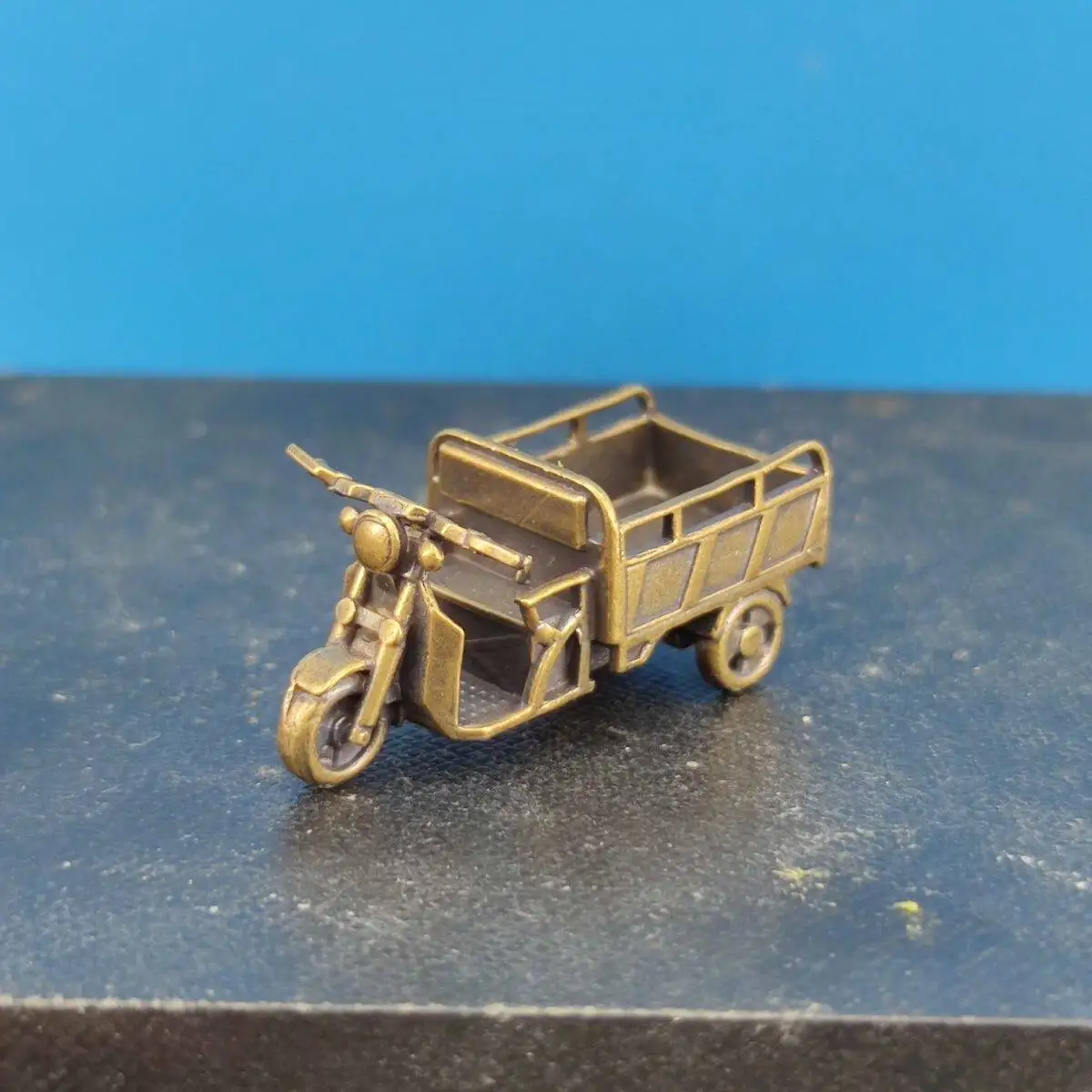 Antique brass carving mini simulation model toy car tricycle home desktop decoration ornament creative gift
Antique brass carving mini simulation model toy car tricycle home desktop decoration ornament creative gift