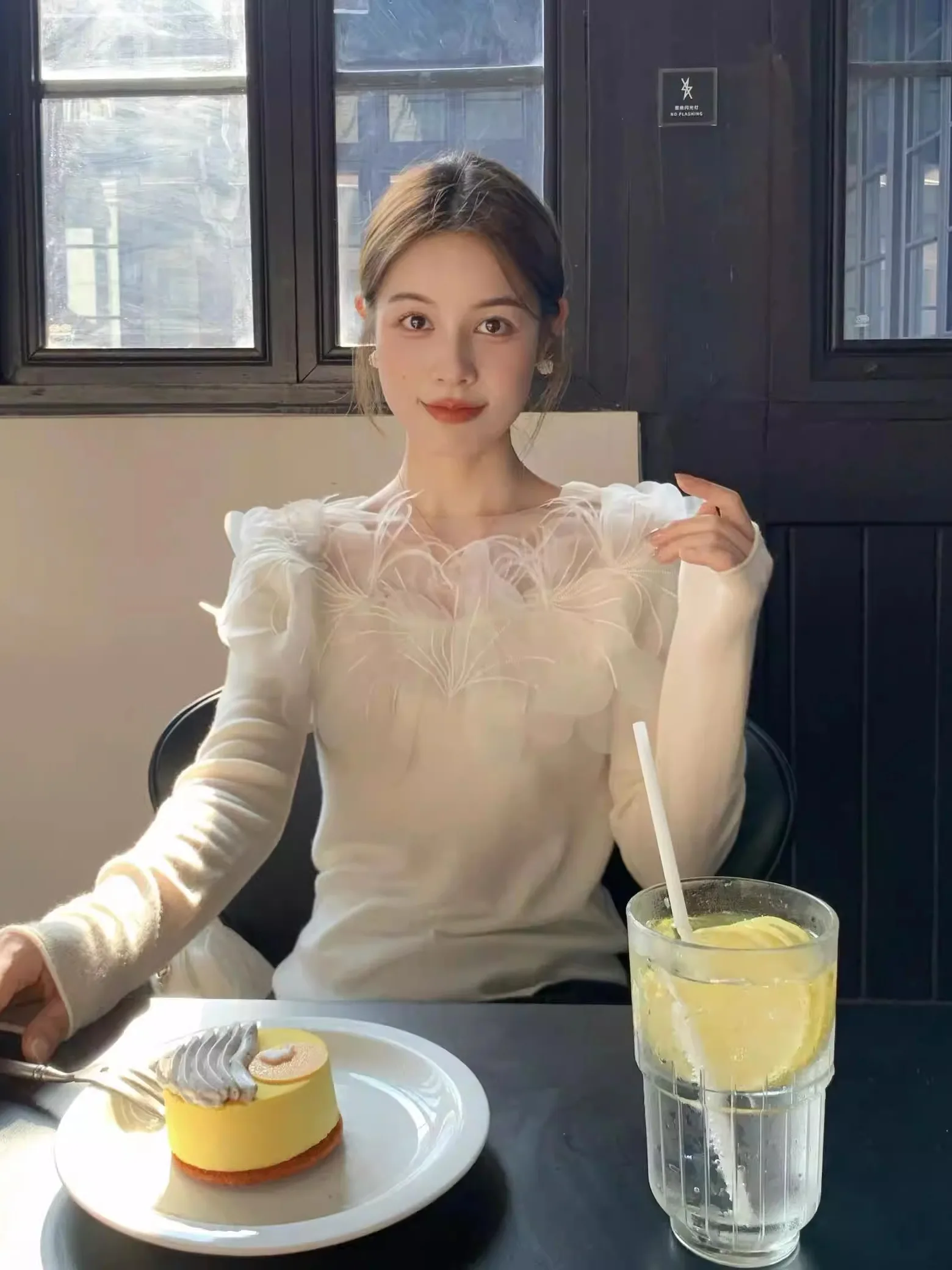 Elegant Long Sleeve Women's Knitted Innerwear Embroidered Feather Base Shirt Korean Style Slim Fit Daily Wear Chinese Made
Elegant Long Sleeve Women's Knitted Innerwear Embroidered Feather Base Shirt Korean Style Slim Fit Daily Wear Chinese Made