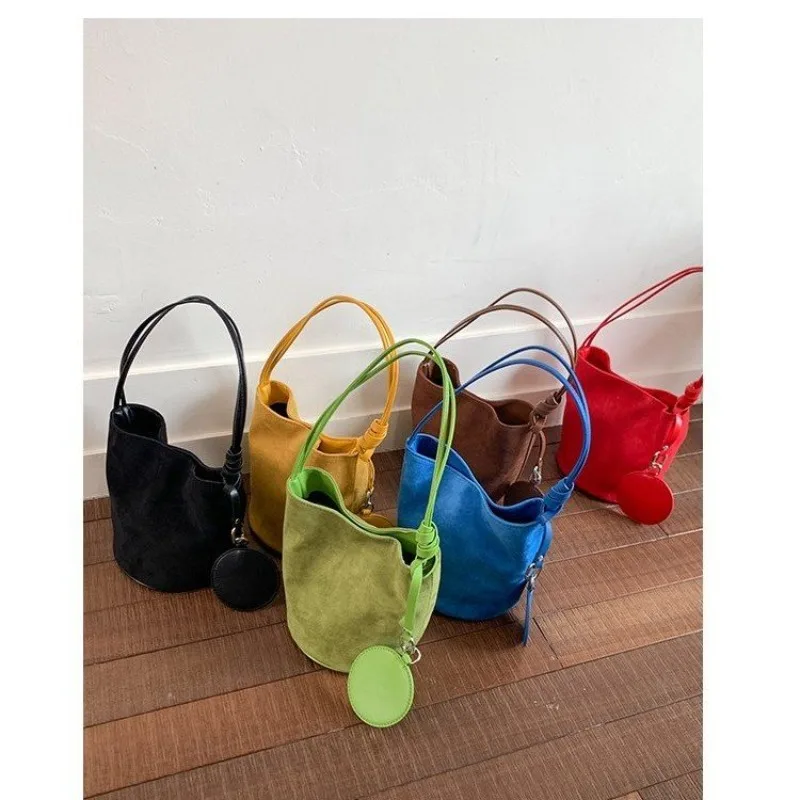 Уникальная дизайнерская сумка-кроссбоди для женщин, роскошная кожаная сумка большой вместимости, элегантная сумка для подгузников, стильная и простая однотонная сумка для повседневного использования.
Уникальная дизайнерская сумка-кроссбоди для женщин, роскошная кожаная сумка большой вместимости, элегантная сумка для подгузников, стильная и простая однотонная сумка для повседневного использования.