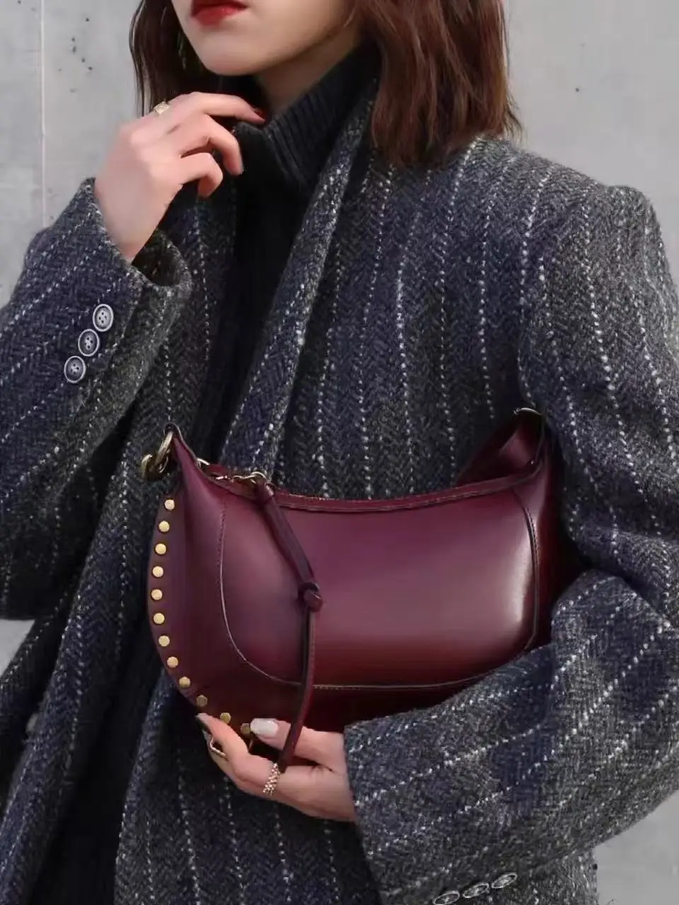 2026Classic Half-moon Shape Gold Rivet Bag. Retro Crossbody Shoulder Bag. Elegant Ladies' Casual Bag.
2026Classic Half-moon Shape Gold Rivet Bag. Retro Crossbody Shoulder Bag. Elegant Ladies' Casual Bag.