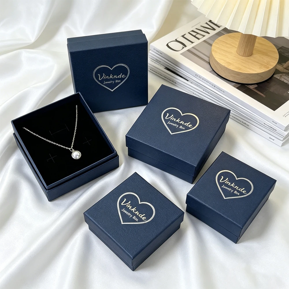 50Pcs 7x7x3cm Jewelry Box Custom logo Lychee Pattern Kraft Paper Lid Bracelet Necklace Earring Ring Boxes Wedding Gift Case Bulk
50Pcs 7x7x3cm Jewelry Box Custom logo Lychee Pattern Kraft Paper Lid Bracelet Necklace Earring Ring Boxes Wedding Gift Case Bulk
