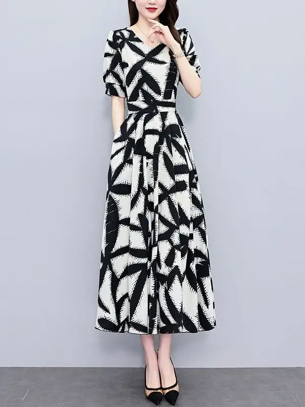 Elegant plus Size Women's Summer Dress Slimming Waist Design Polyester Material Midlife Fashion Casual Comfortable Gown
Elegant plus Size Women's Summer Dress Slimming Waist Design Polyester Material Midlife Fashion Casual Comfortable Gown