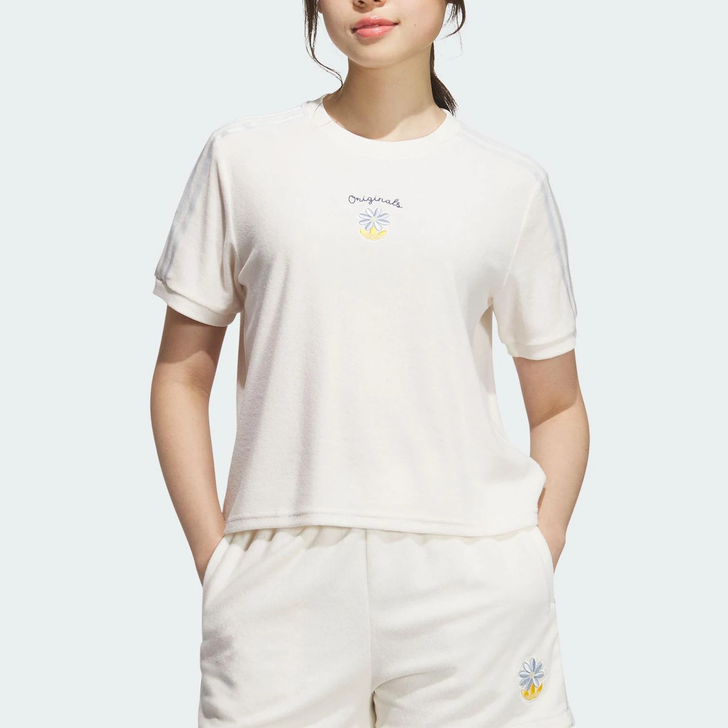 Женская укороченная дышащая трикотажная футболка Adidas Genuine Trefoil с принтом KB8960
Женская укороченная дышащая трикотажная футболка Adidas Genuine Trefoil с принтом KB8960