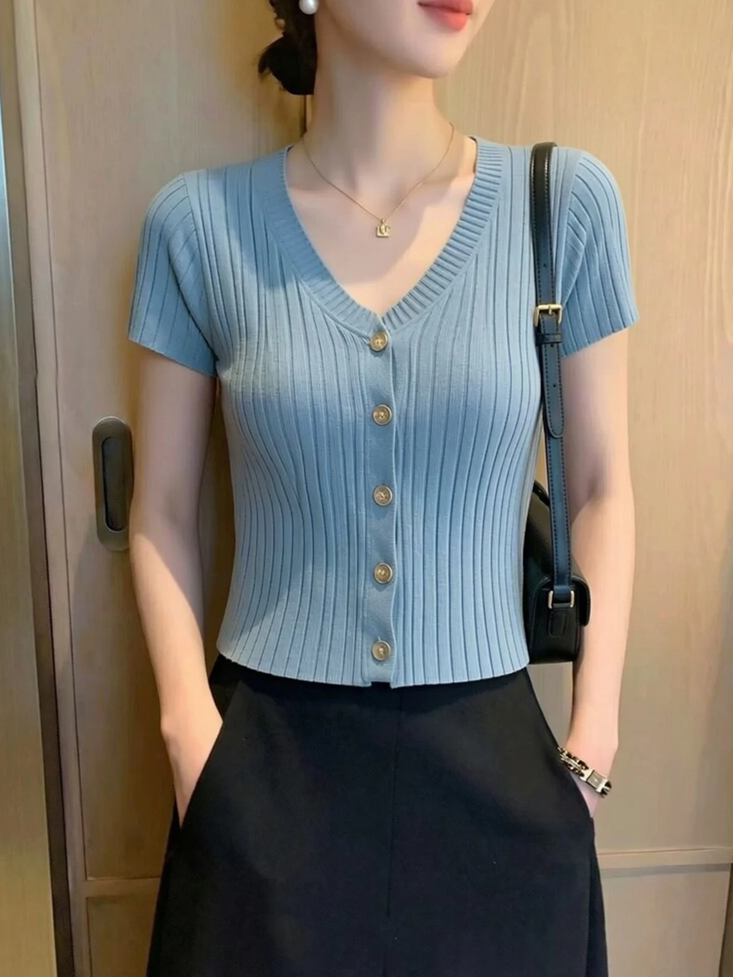 Korean Style Pure Color Versatile Fashion V-Neck Knitwear Single Button Design Summer Short Sleeve Top for Women Commute Wind
Korean Style Pure Color Versatile Fashion V-Neck Knitwear Single Button Design Summer Short Sleeve Top for Women Commute Wind