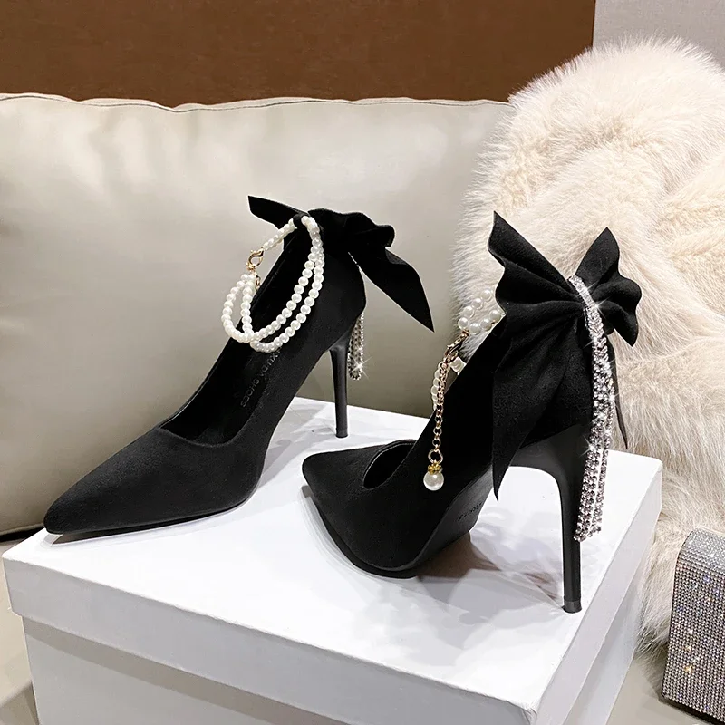 Сексуальные черные туфли на каблуке с острым носком, одна линия, полые туфли с жемчугом
Сексуальные черные туфли на каблуке с острым носком, одна линия, полые туфли с жемчугом