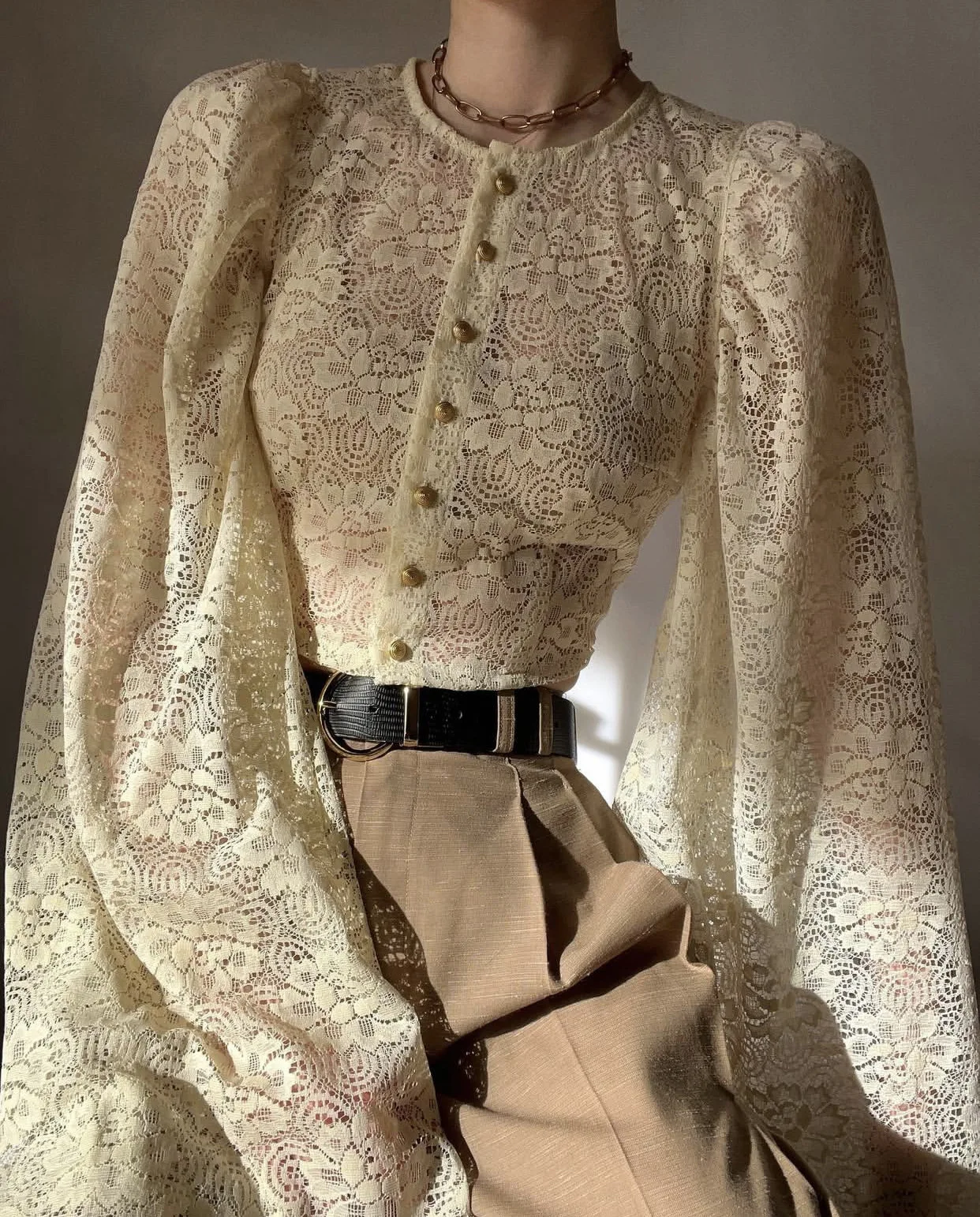 Это новый дизайн кружевной блузки для женщин весной и осенью 2026 с нежным и стильным образом с расклешенными рукавами
Это новый дизайн кружевной блузки для женщин весной и осенью 2026 с нежным и стильным образом с расклешенными рукавами