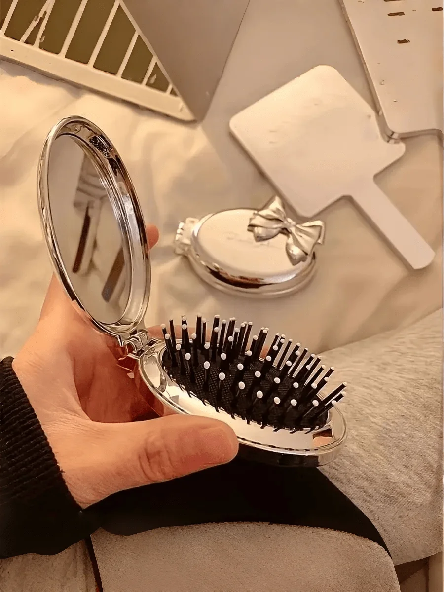 1pc INS Style Foldable Cushion Hair Brush With Mirror, Electroplated Compact Hair Brush With Bow Decor, 2-In-1 Portable Air Cushion Comb And Makeup Mirror, Foldable Pocket Hair Brush For Smooth Styling And Scalp Massage, Lightweight Travel Brush With Buil
1pc INS Style Foldable Cushion Hair Brush With Mirror, Electroplated Compact Hair Brush With Bow Decor, 2-In-1 Portable Air Cushion Comb And Makeup Mirror, Foldable Pocket Hair Brush For Smooth Styling And Scalp Massage, Lightweight Travel Brush With Buil