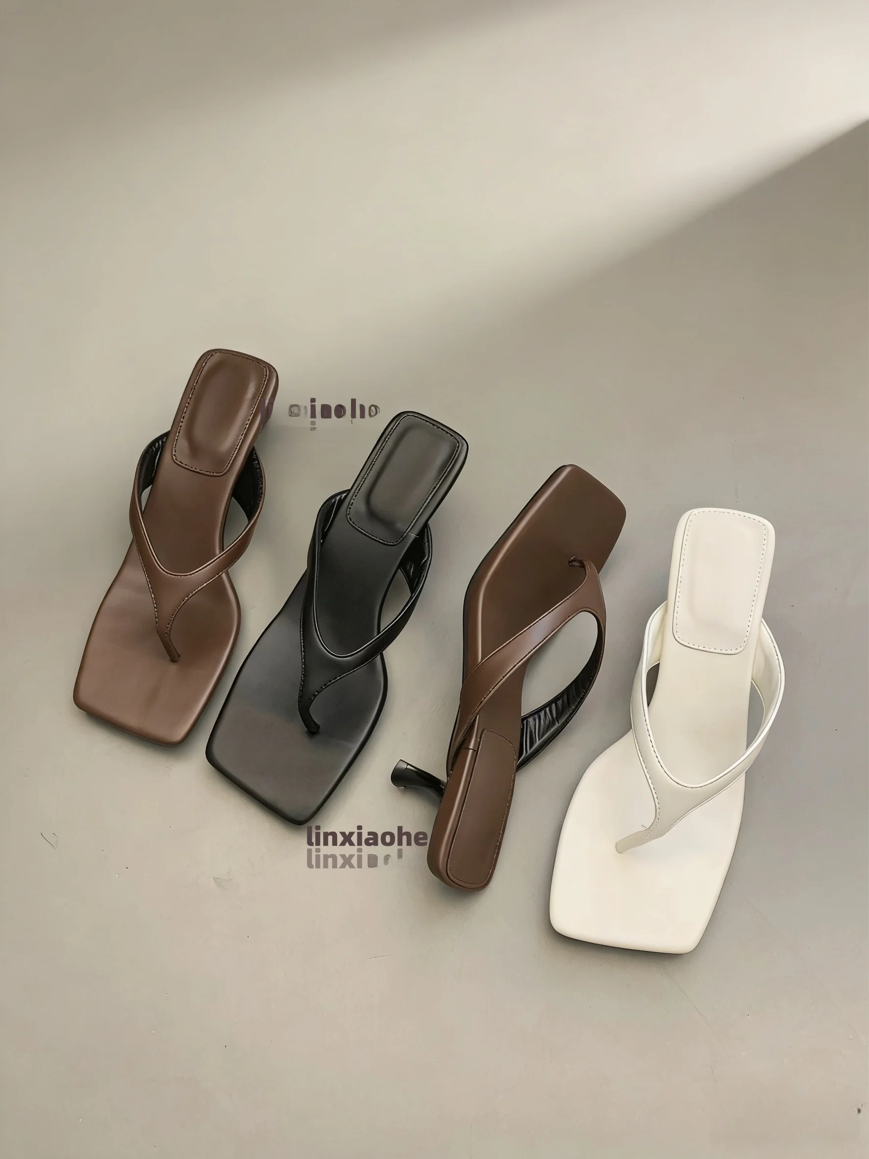 Linyao Women's Summer Outdoor Wear Sheepskin Version Korean Style Flat Head Buckle Toe Thong Slippers Low Heel Sandals
Linyao Women's Summer Outdoor Wear Sheepskin Version Korean Style Flat Head Buckle Toe Thong Slippers Low Heel Sandals