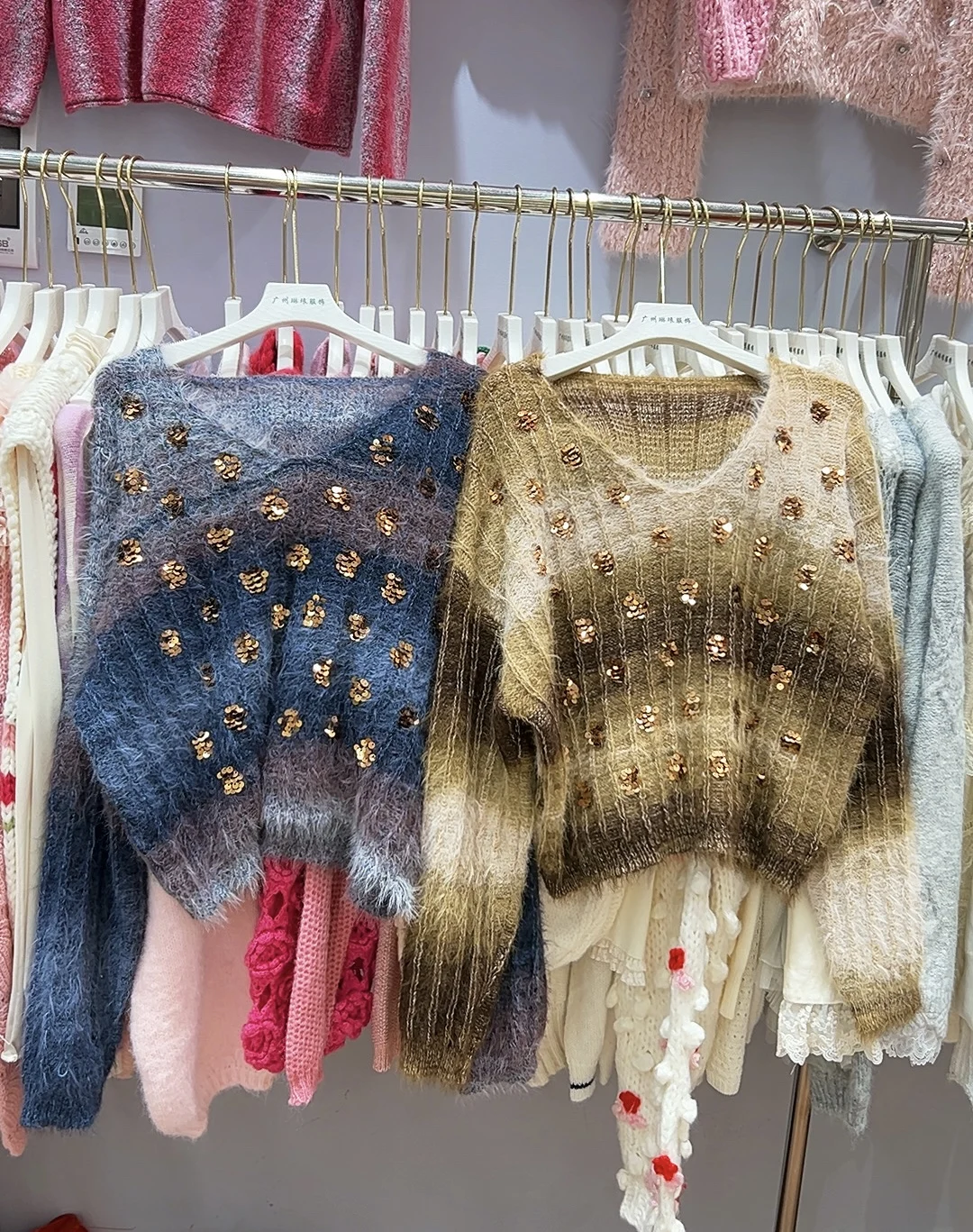 Новый блестящий вязаный норковый кашемировый свитер с v-образным вырезом, женский осенне-зимний модный свободный пуловер с длинными рукавами и блестками F354
Новый блестящий вязаный норковый кашемировый свитер с v-образным вырезом, женский осенне-зимний модный свободный пуловер с длинными рукавами и блестками F354