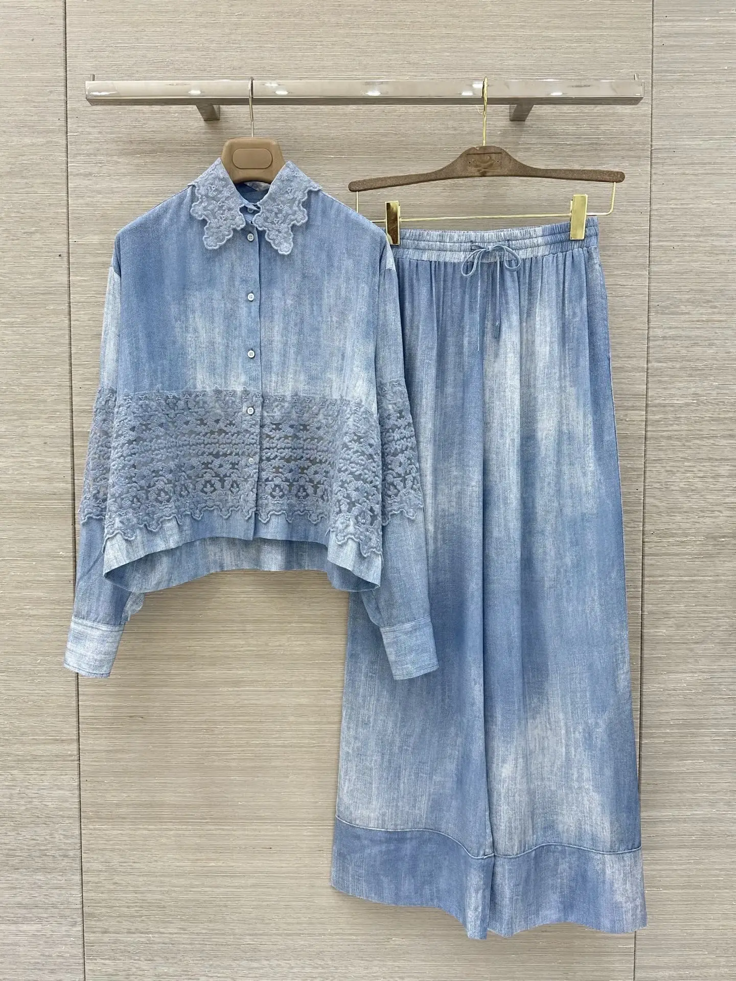 2026 Women 3-Color 100% Silk Pants Suit Embroidery Hollow Out Long Sleeve Single Breasted Shirt + Elastic Waist Long Trousers
2026 Women 3-Color 100% Silk Pants Suit Embroidery Hollow Out Long Sleeve Single Breasted Shirt + Elastic Waist Long Trousers