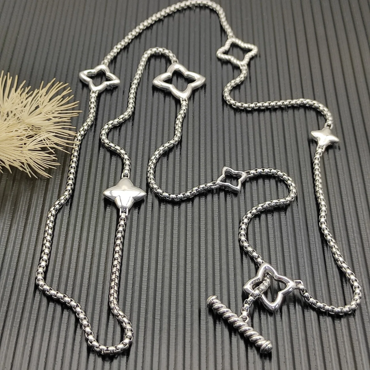 S925 Sterling Silver New Four-Pointed Star Sweater Chain Neutral Personality Classic Fashion Retro Trend Luxury Jewelry Gift
S925 Sterling Silver New Four-Pointed Star Sweater Chain Neutral Personality Classic Fashion Retro Trend Luxury Jewelry Gift
