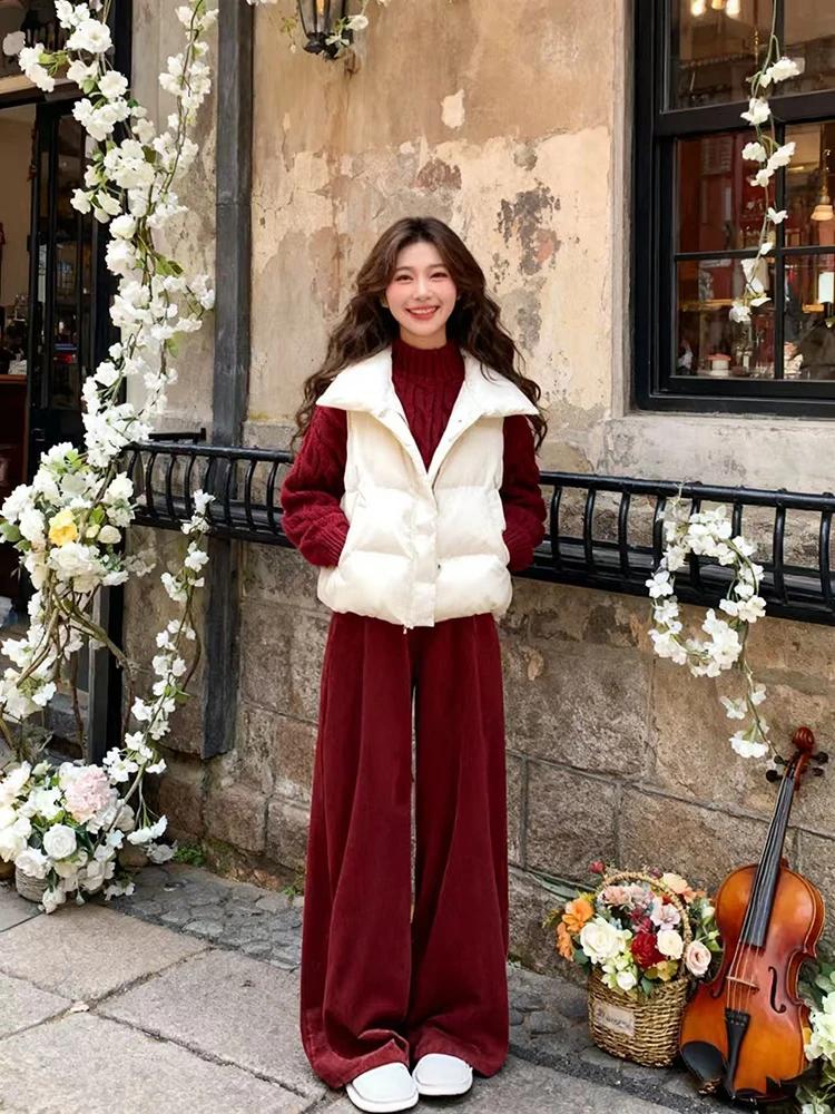 Комплект из трех предметов: красный вязаный свитер, пальто и брюки с высокой талией для женщин, модная осенне-зимняя одежда
Комплект из трех предметов: красный вязаный свитер, пальто и брюки с высокой талией для женщин, модная осенне-зимняя одежда