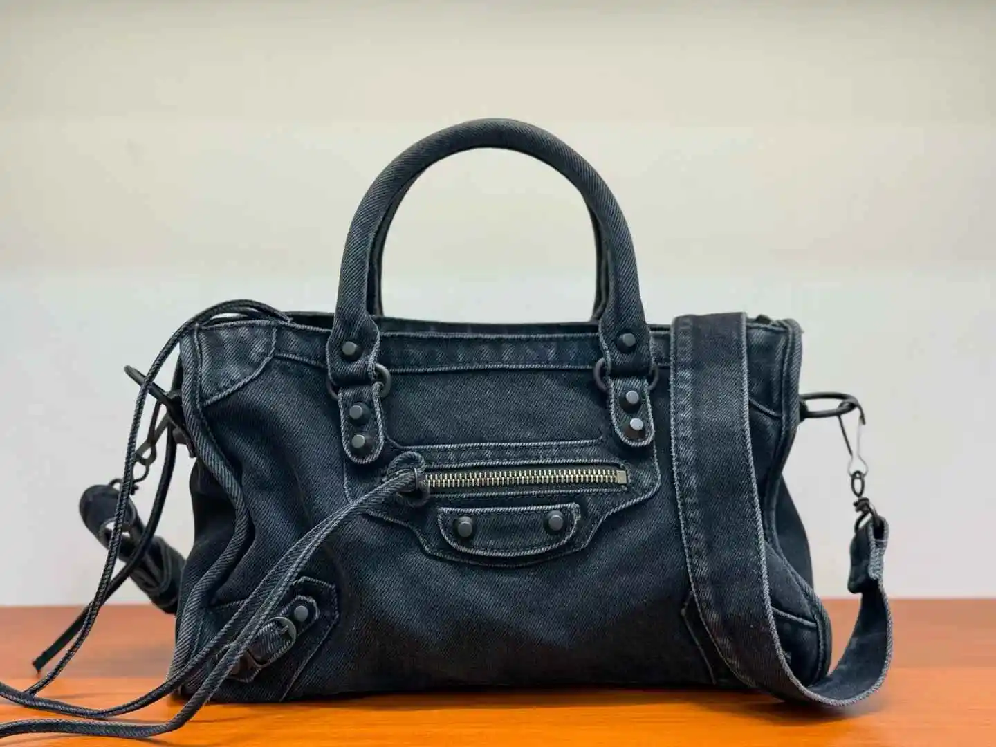 2026 new fashion Motorcycle Tote Bag 2025 New Style by Bloggers Trendy Rivet Decorated Handbag Single Shoulder for free shipping
2026 new fashion Motorcycle Tote Bag 2025 New Style by Bloggers Trendy Rivet Decorated Handbag Single Shoulder for free shipping