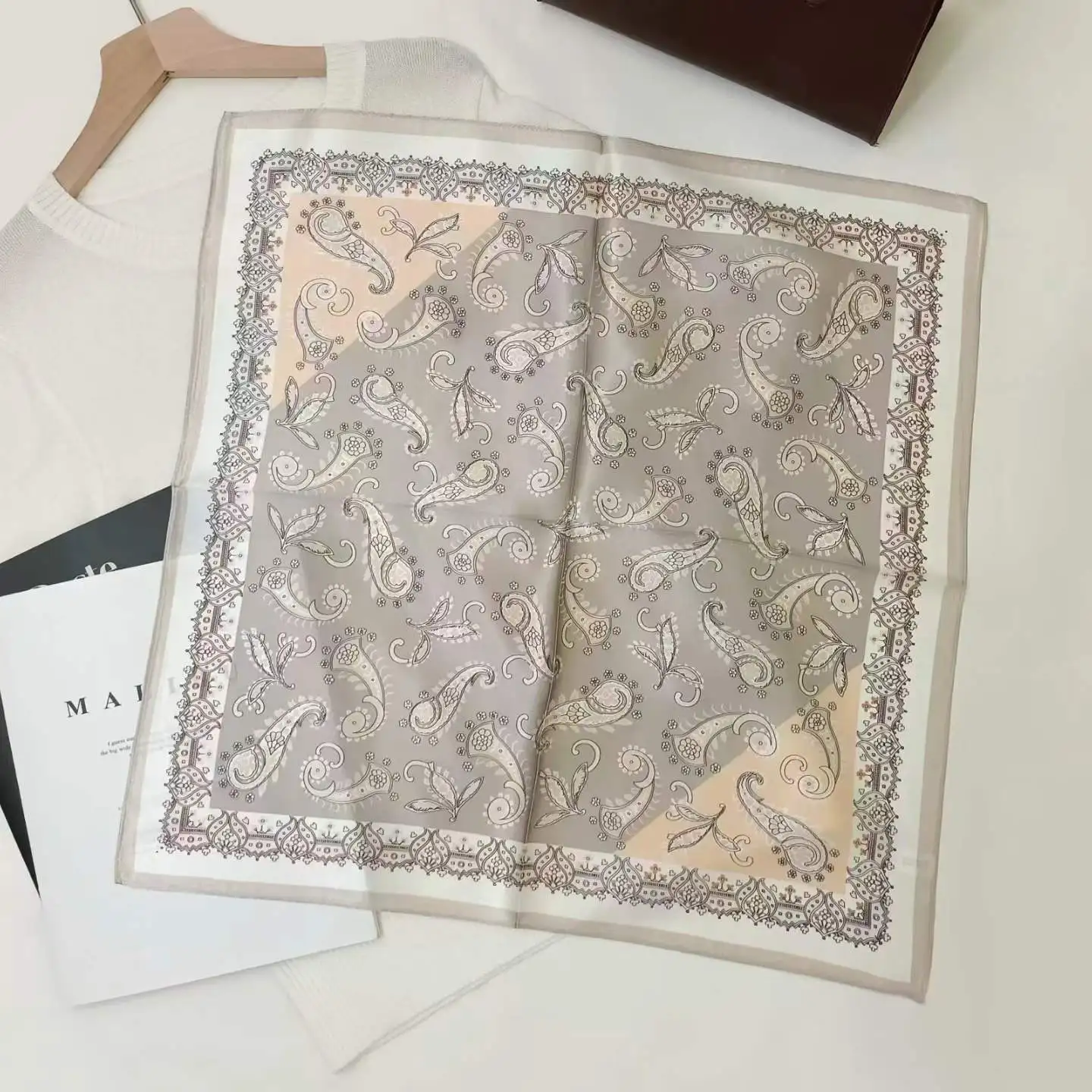 Women's 100% Mulberry Silk Scarf 53x53cm Grey Beige Paisley Print Square Neck Bandana Versatile Fashion Accessory for All Season
Women's 100% Mulberry Silk Scarf 53x53cm Grey Beige Paisley Print Square Neck Bandana Versatile Fashion Accessory for All Season