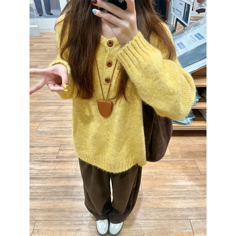 Knitted Sweater Women's Autumn and Winter Thickened Warm Button Design Long-sleeved Top
Knitted Sweater Women's Autumn and Winter Thickened Warm Button Design Long-sleeved Top