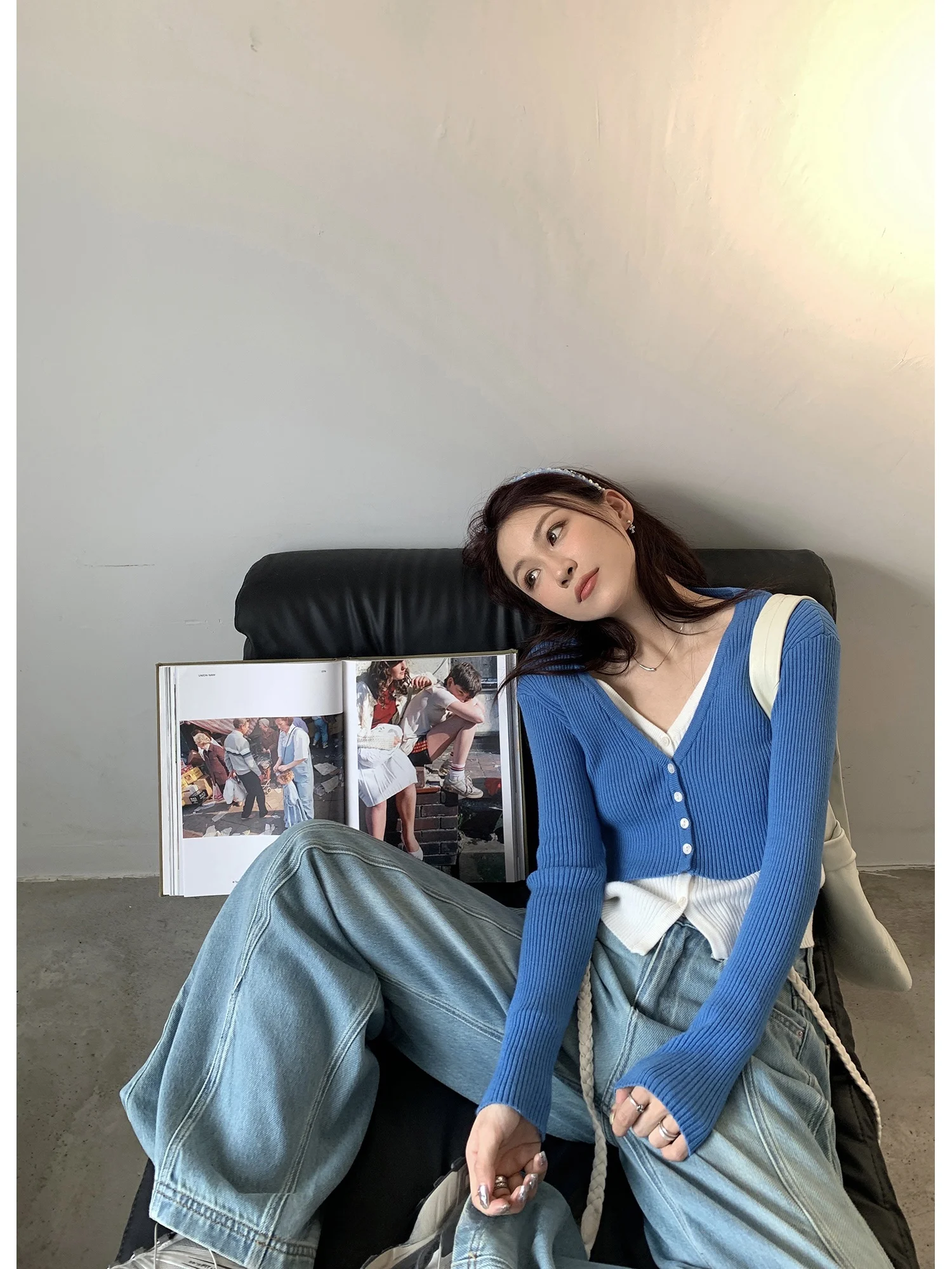 Вязаный свитер с V-образным вырезом и вертикальными полосками, имитирующий двухслойность, удобный крой, весна 2023, женская модная внутренняя одежда
Вязаный свитер с V-образным вырезом и вертикальными полосками, имитирующий двухслойность, удобный крой, весна 2023, женская модная внутренняя одежда