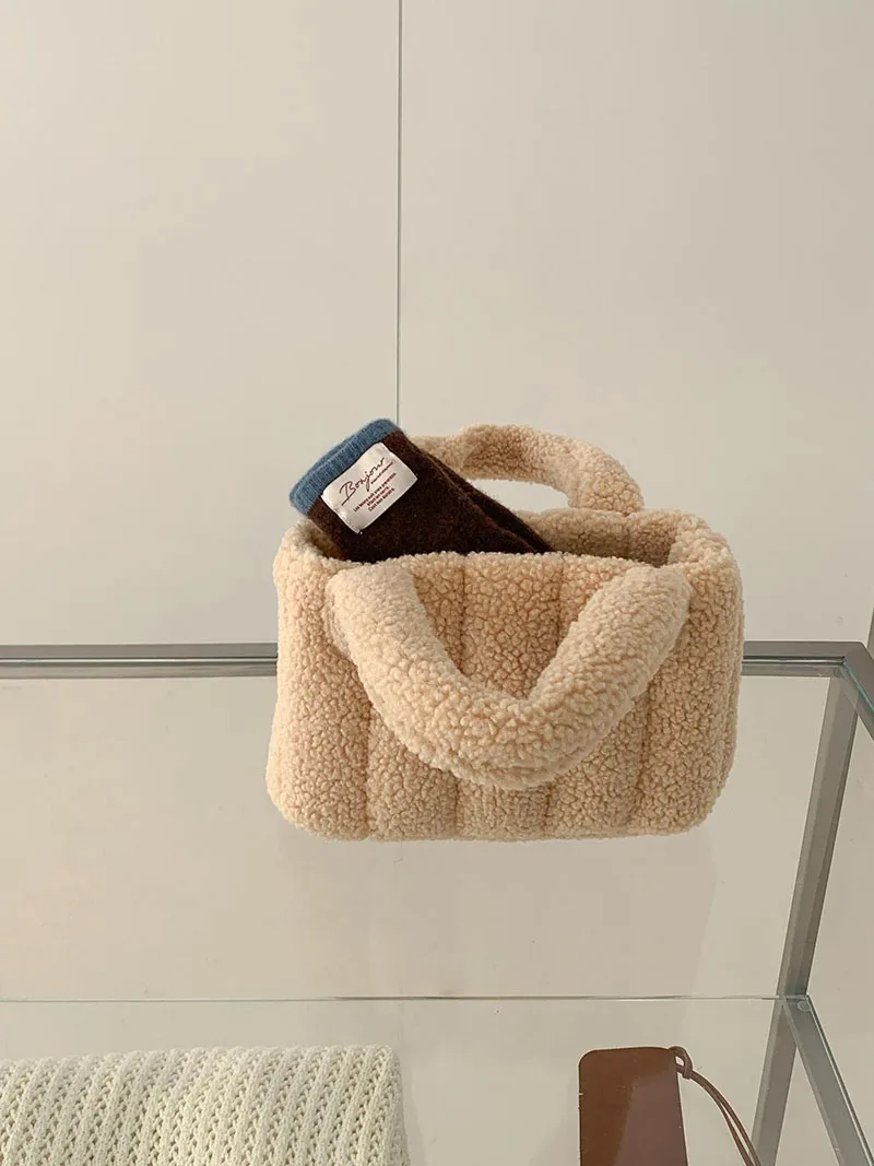 Winter Soft Plush Tote Shoulder Bag Mini Lamb Wool Womens's Handbags Warm Faux Fur Bags for Women Quilting Clutch Shopper Purses
Winter Soft Plush Tote Shoulder Bag Mini Lamb Wool Womens's Handbags Warm Faux Fur Bags for Women Quilting Clutch Shopper Purses