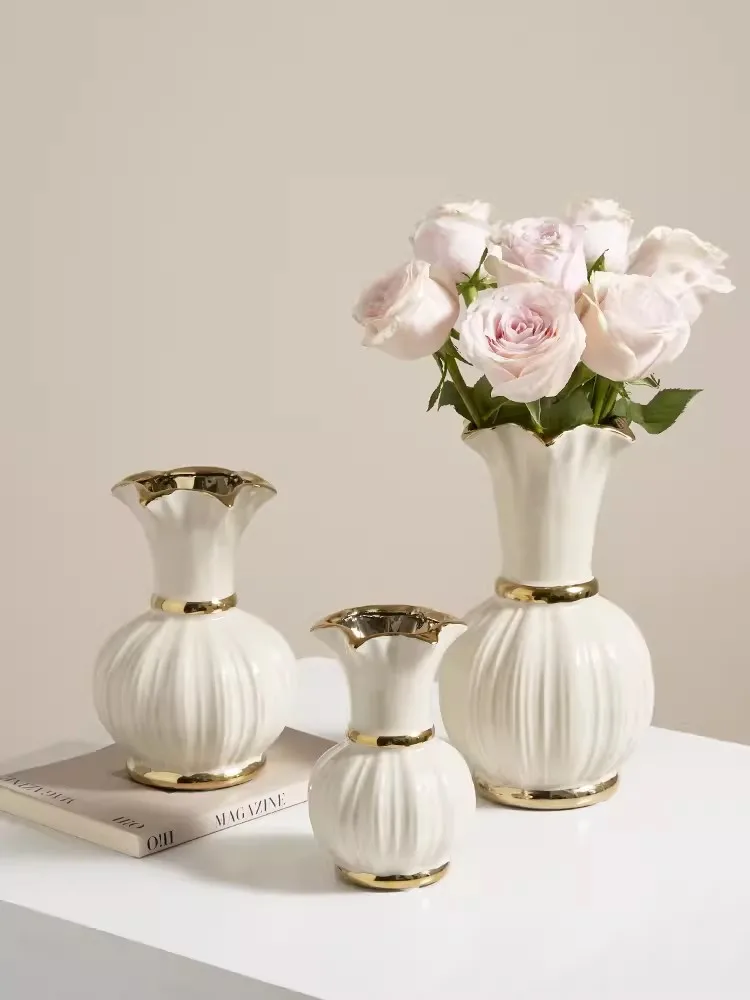 American ceramic high-end vase, retro blue and white porcelain, European living room decoration, floral arrangement, light luxur
American ceramic high-end vase, retro blue and white porcelain, European living room decoration, floral arrangement, light luxur