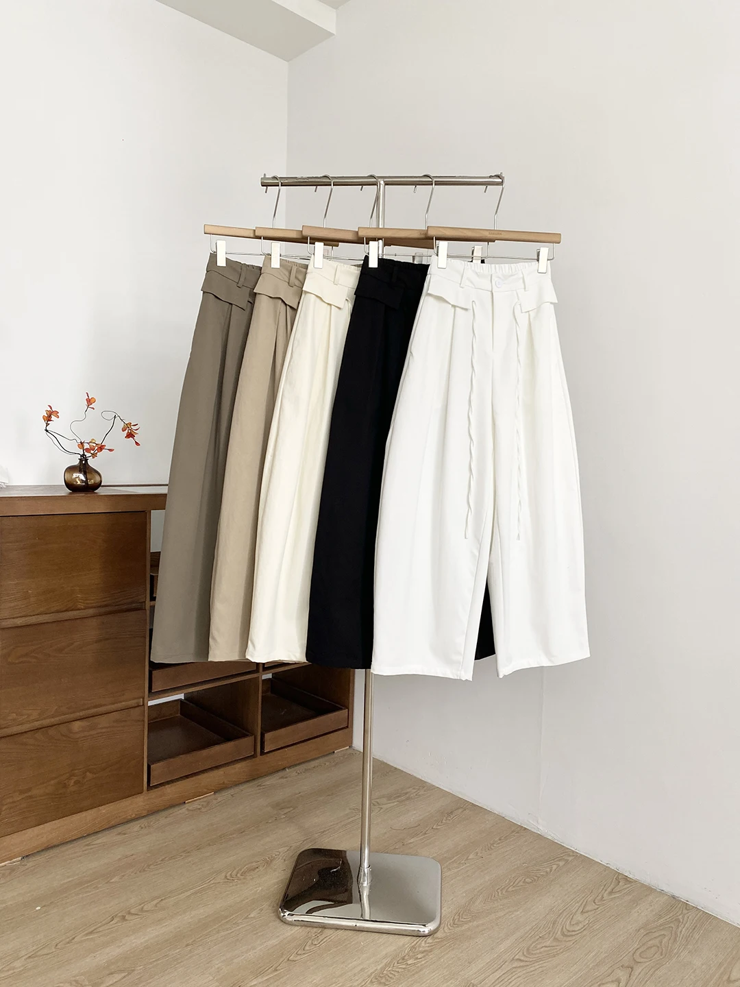 Spring 2026 Korean Style Fashion High Waist Wide Leg Pants Women's Casual Trousers Versatile Loose Fit Color Suit
Spring 2026 Korean Style Fashion High Waist Wide Leg Pants Women's Casual Trousers Versatile Loose Fit Color Suit