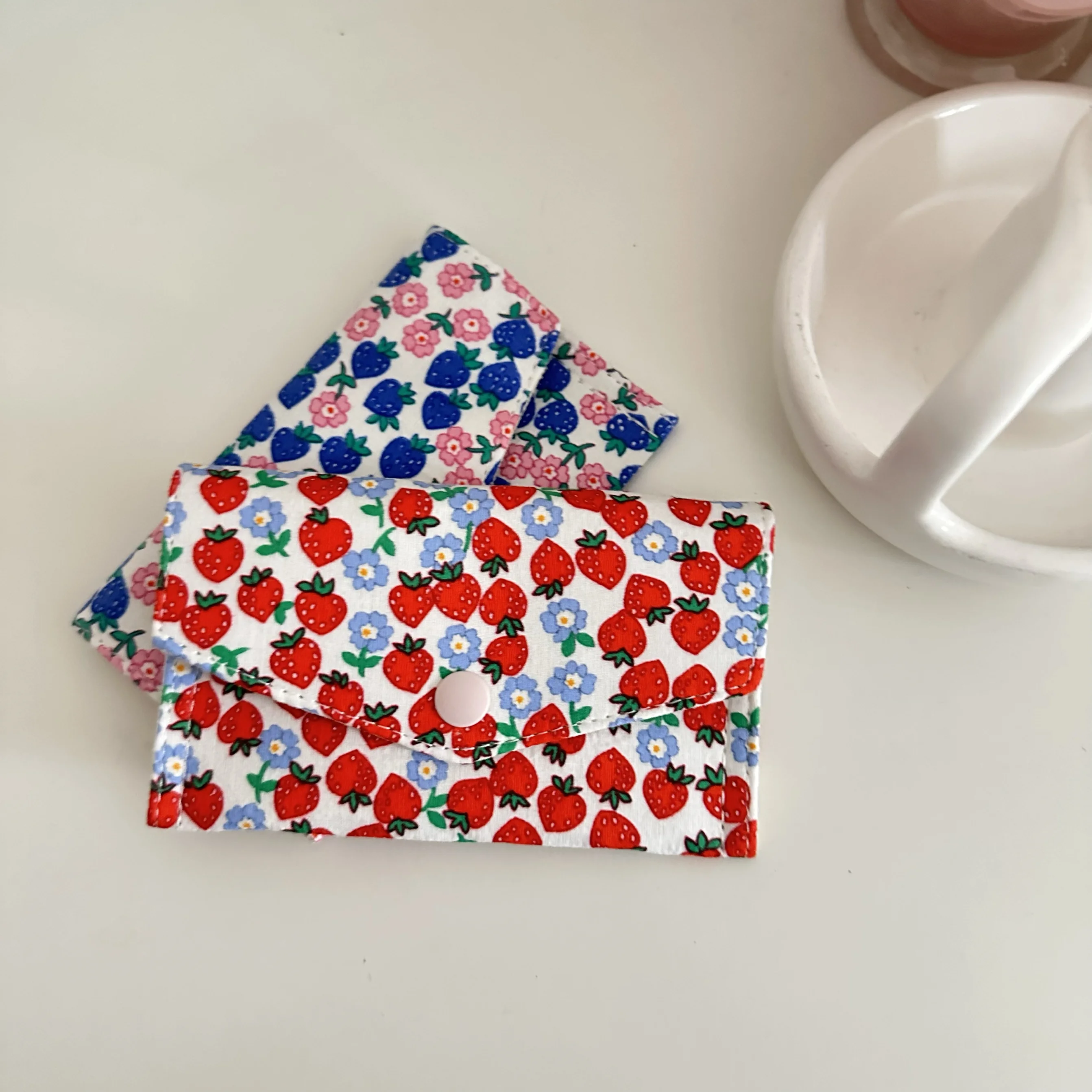 Strawberry Pattern Card Holder Canvas Material Student Suitable Summer Season Plant Floral Design Feature Pocket
Strawberry Pattern Card Holder Canvas Material Student Suitable Summer Season Plant Floral Design Feature Pocket