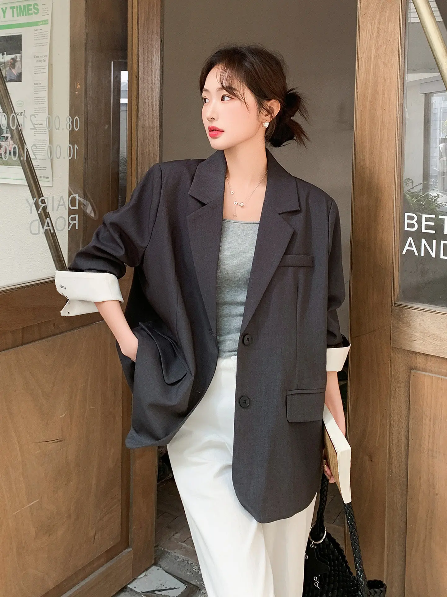 Женский серый пиджак SuperAen в корейском стиле с вырезами, весна 2026, новинка, оверсайз, простой, модный, элегантный
Женский серый пиджак SuperAen в корейском стиле с вырезами, весна 2026, новинка, оверсайз, простой, модный, элегантный