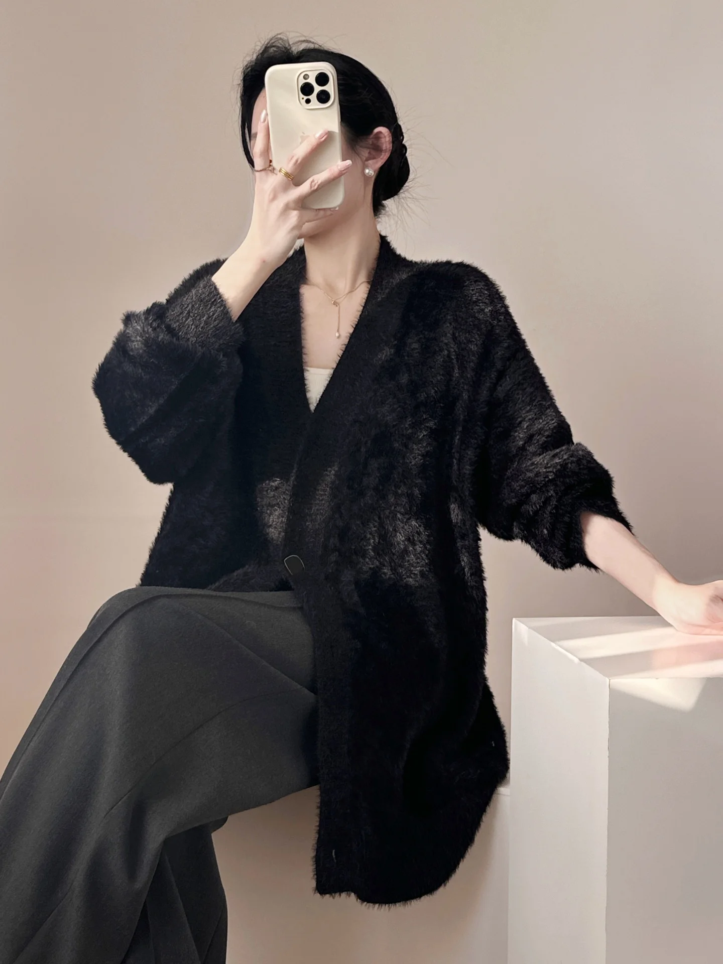 Свободный вязаный кардиган для женщин, модный осенне-зимний новый корейский стиль, свитер-пальто из норкового бархата с V-образным вырезом и длинными рукавами
Свободный вязаный кардиган для женщин, модный осенне-зимний новый корейский стиль, свитер-пальто из норкового бархата с V-образным вырезом и длинными рукавами