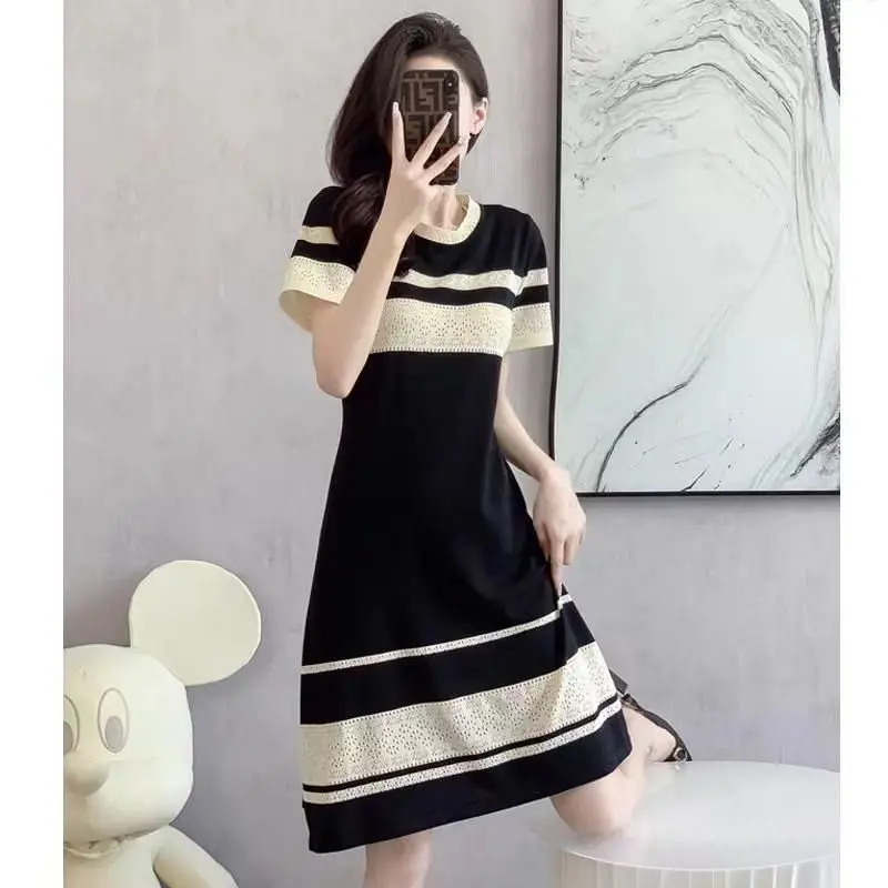 Женское приталенное платье с круглым вырезом, с коротким рукавом
Женское приталенное платье с круглым вырезом, с коротким рукавом