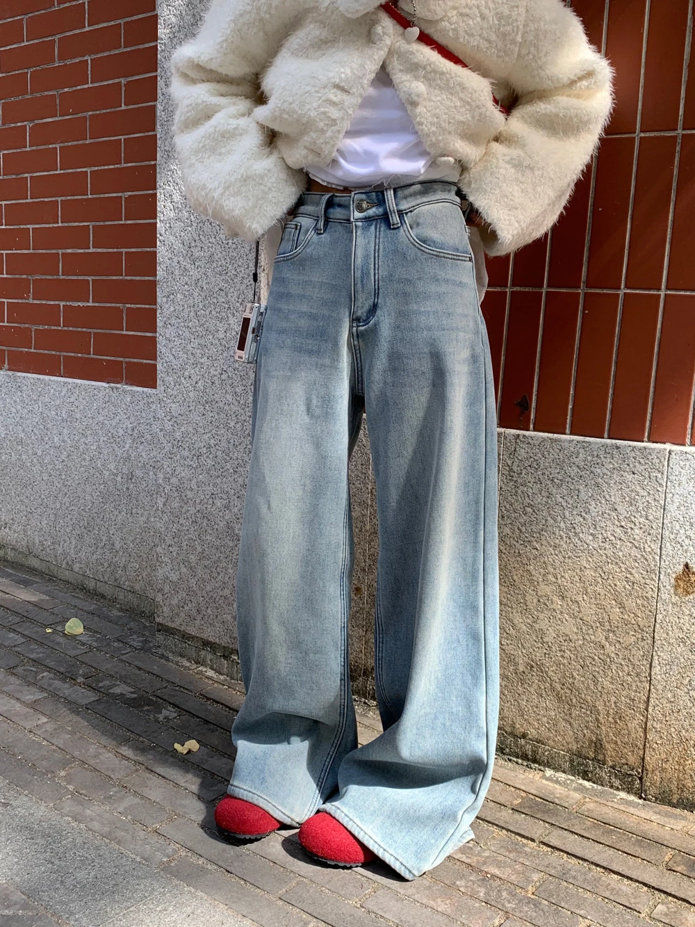 Женские зимние джинсы с высокой талией и широкими штанинами на флисовой подкладке, новые, удобные, теплые, расклешенные, в ретро-стиле, для повседневной носки
Женские зимние джинсы с высокой талией и широкими штанинами на флисовой подкладке, новые, удобные, теплые, расклешенные, в ретро-стиле, для повседневной носки