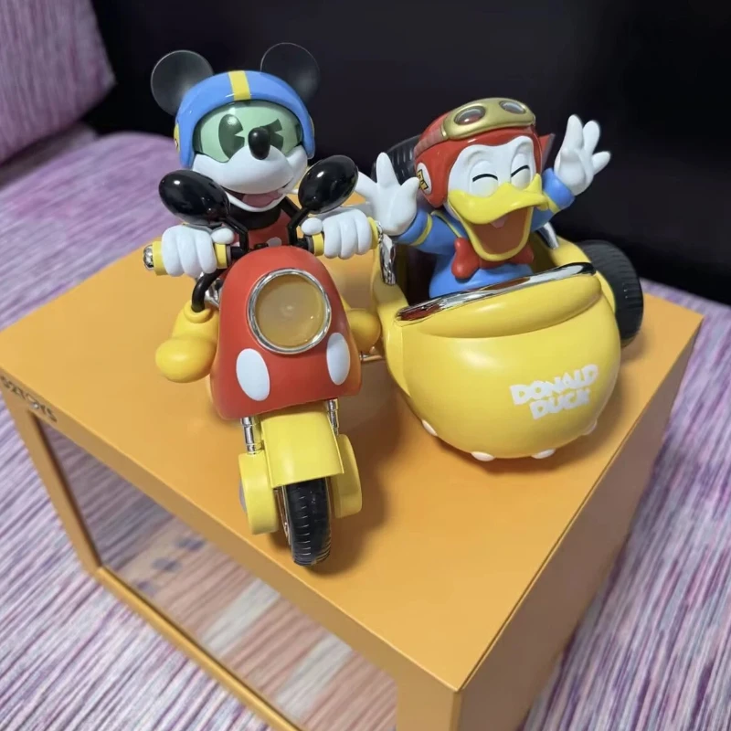 52TOYS Disney Mickey Donald Duck Speed Squad Motorcycle Figurine Light Up Headlight Detachable Tire Home Decor Gift For Collecto
52TOYS Disney Mickey Donald Duck Speed Squad Motorcycle Figurine Light Up Headlight Detachable Tire Home Decor Gift For Collecto