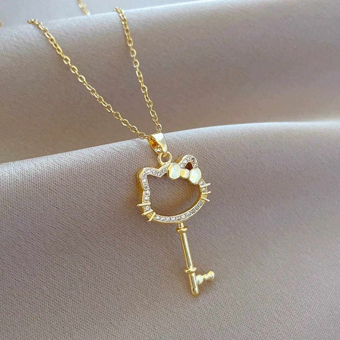 Симпатичное колье Sanrio Hello Kitty из титановой стали с котом. Подходит для повседневного ношения и подарков. (без подарочной коробки) Праздничный подарок 
Симпатичное колье Sanrio Hello Kitty из титановой стали с котом. Подходит для повседневного ношения и подарков. (без подарочной коробки) Праздничный подарок