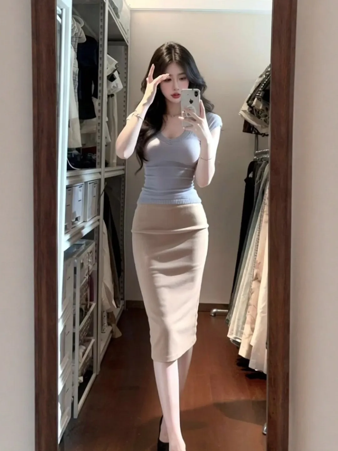 Sexy V-neck Top And Skirt Set Women's Fashion Summer Outfit Bodycon Midi Skirt Comfortable Short Sleeve T-shirt Two-piece Set
Sexy V-neck Top And Skirt Set Women's Fashion Summer Outfit Bodycon Midi Skirt Comfortable Short Sleeve T-shirt Two-piece Set