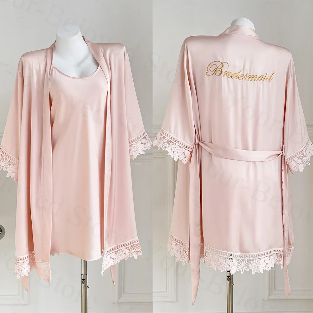 2Pcs Bridesmaid Robes Suit Bridesmaid Gift Women Ice Silk Robe Lace Wedding Party Kimono Bathrobe Sexy Embroider Kimono Gown
2Pcs Bridesmaid Robes Suit Bridesmaid Gift Women Ice Silk Robe Lace Wedding Party Kimono Bathrobe Sexy Embroider Kimono Gown