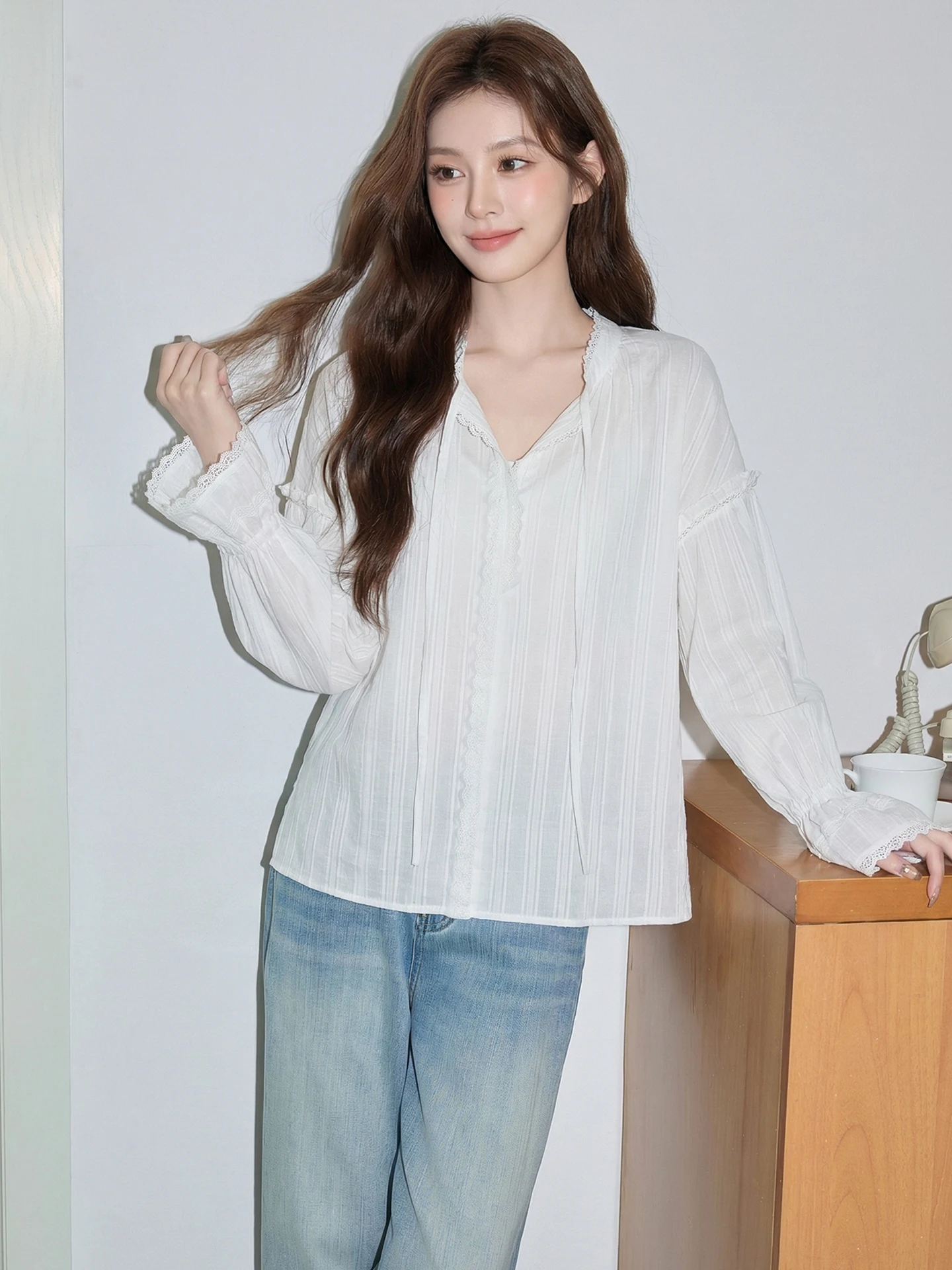 Lace Trim Loose Fit V-Ne White irt Women's Summer Thin Breathable irt Gentle Lazy Sle Faionable Top
Lace Trim Loose Fit V-Ne White irt Women's Summer Thin Breathable irt Gentle Lazy Sle Faionable Top