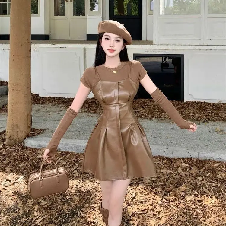 Korea Round Neck T-shirt Leather Sling Dress Two Piece Set Women Fashion Pleated Sweet College Retro Solid Slim Summer Suit New
Korea Round Neck T-shirt Leather Sling Dress Two Piece Set Women Fashion Pleated Sweet College Retro Solid Slim Summer Suit New