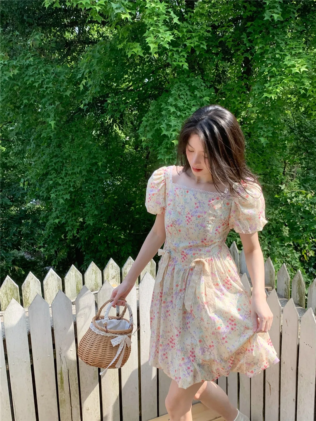 Летнее женское платье LXLILIUM с цветочным принтом, квадратным вырезом, рукавами-фонариками, юбкой-баллон и завязками, элегантное макси-платье
Летнее женское платье LXLILIUM с цветочным принтом, квадратным вырезом, рукавами-фонариками, юбкой-баллон и завязками, элегантное макси-платье