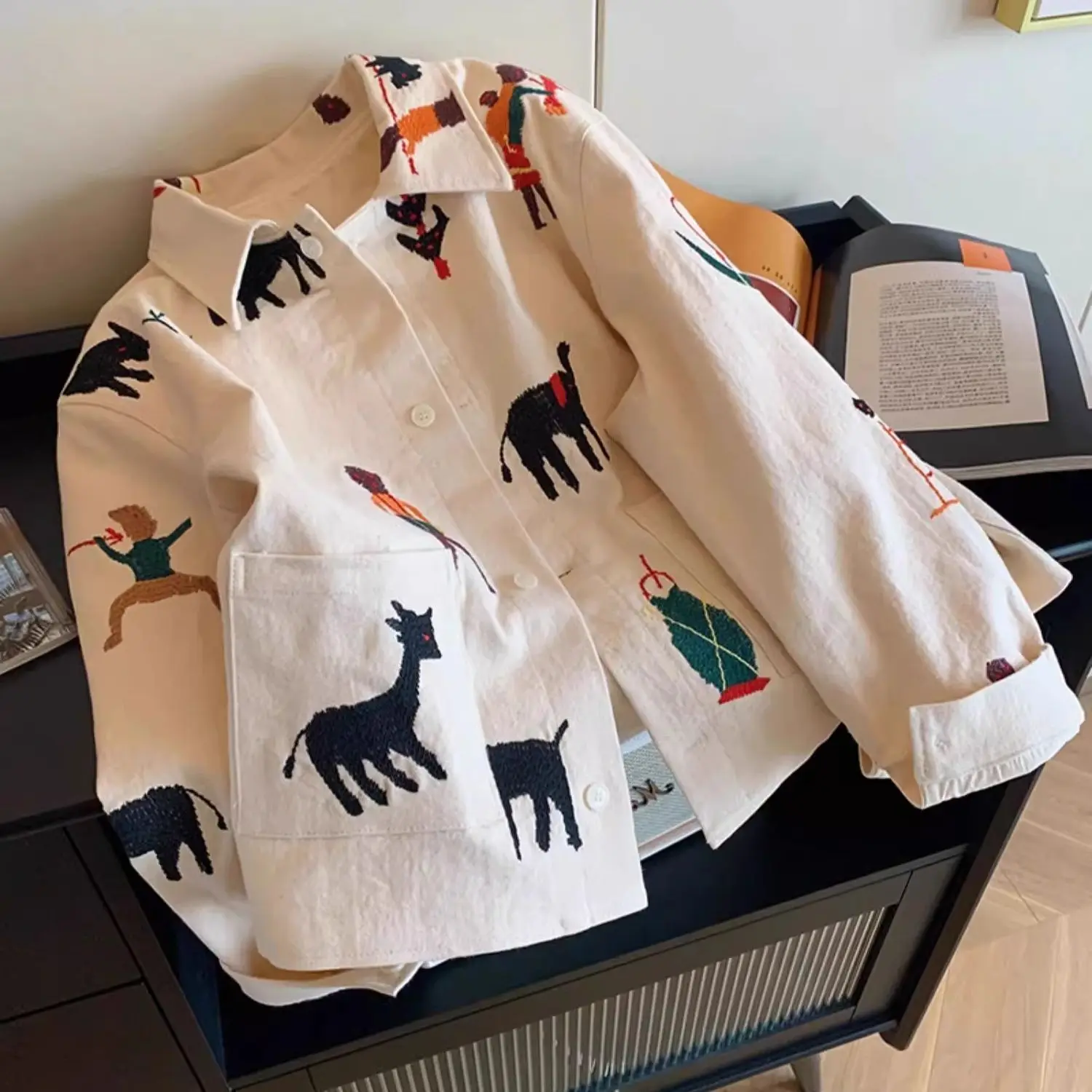 Design pattern print long sleeve jacket women's spring and autumn small fashion short versatile jacket top trend
Design pattern print long sleeve jacket women's spring and autumn small fashion short versatile jacket top trend