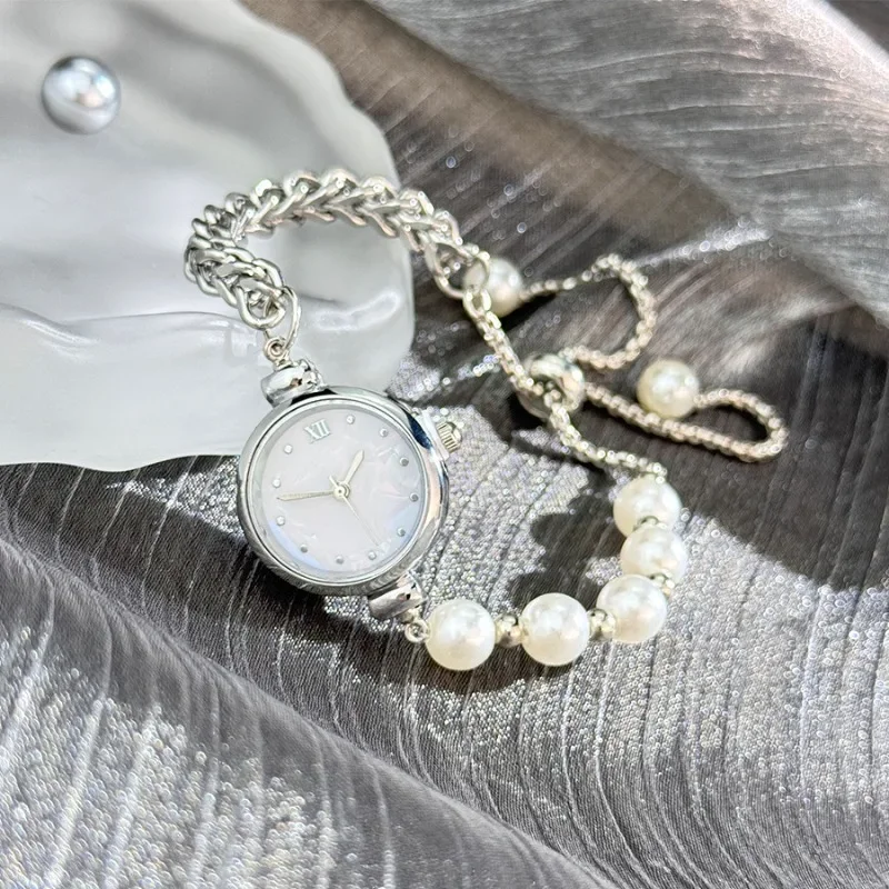 Новый минималистичный жемчужный браслет, женские кварцевые часы, модный маленький диск, дизайн, легкие роскошные ювелирные изделия, женские часы
Новый минималистичный жемчужный браслет, женские кварцевые часы, модный маленький диск, дизайн, легкие роскошные ювелирные изделия, женские часы
