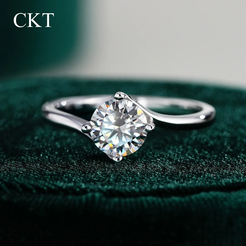 CKT Designer Jewelry Snowflake Ring 18K White Gold VVS1 D Color 1CT Sparkling Four Pronged Moissanite Diamond Platinum Pt950
CKT Designer Jewelry Snowflake Ring 18K White Gold VVS1 D Color 1CT Sparkling Four Pronged Moissanite Diamond Platinum Pt950