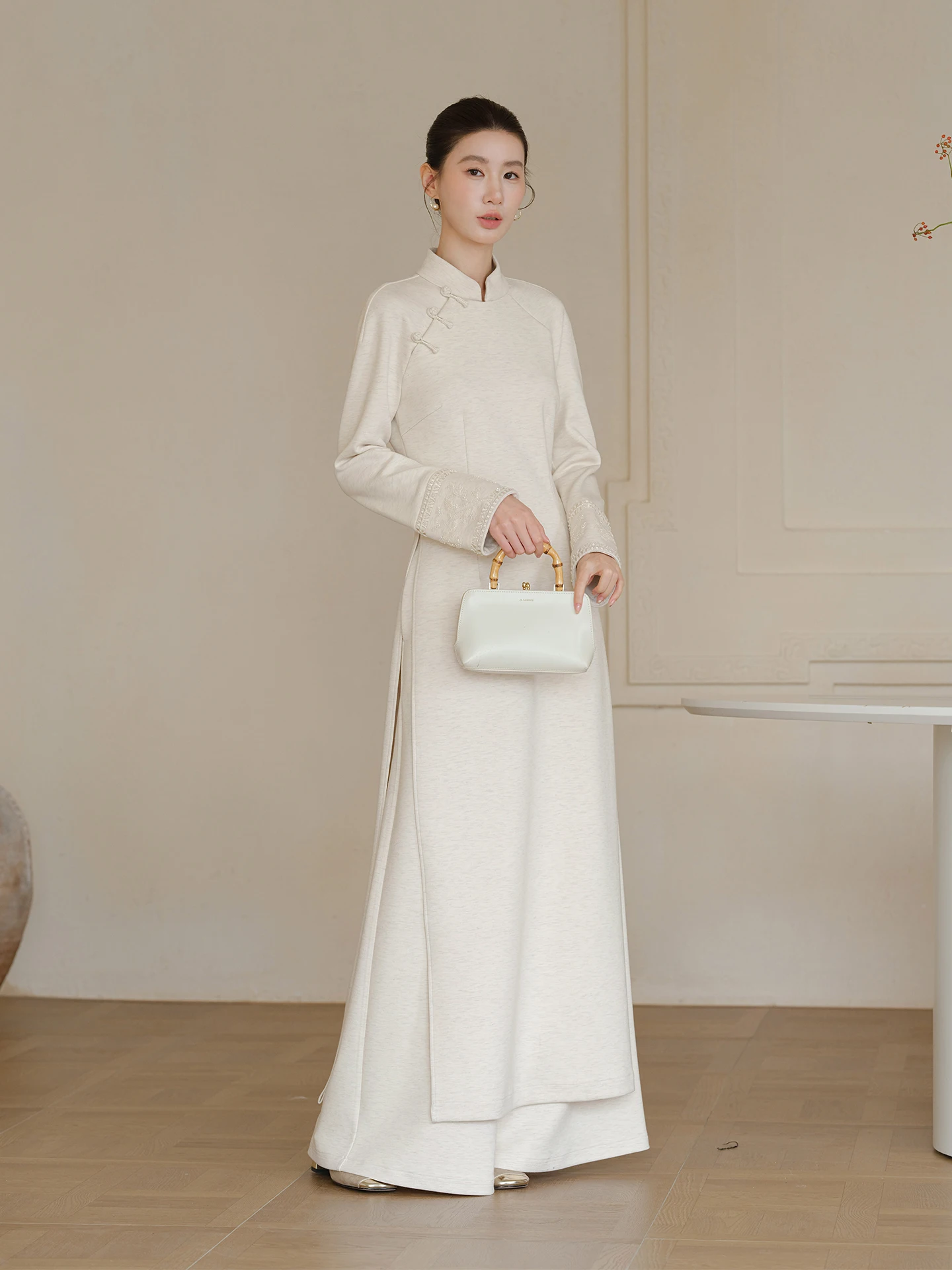 Новый китайский вязаный комплект Ао-Дай Ципао для женщин: облегающее платье с высоким разрезом и длинными рукавами из смесовой ткани (полиэстер, вискоза, нейлон) для зимы
Новый китайский вязаный комплект Ао-Дай Ципао для женщин: облегающее платье с высоким разрезом и длинными рукавами из смесовой ткани (полиэстер, вискоза, нейлон) для зимы