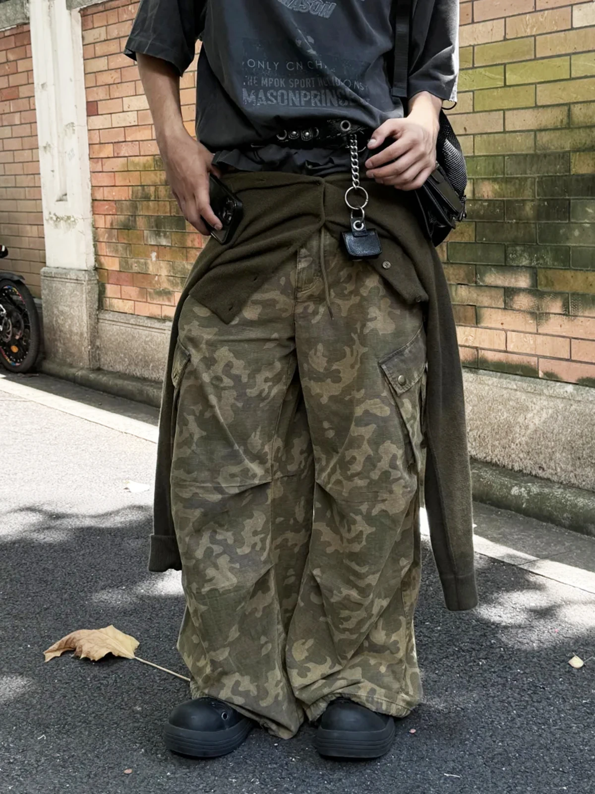 Мужские камуфляжные рабочие брюки Waed, весна-осень, в американском уличном стиле, свободные повседневные брюки с широкими штанинами и складками
Мужские камуфляжные рабочие брюки Waed, весна-осень, в американском уличном стиле, свободные повседневные брюки с широкими штанинами и складками